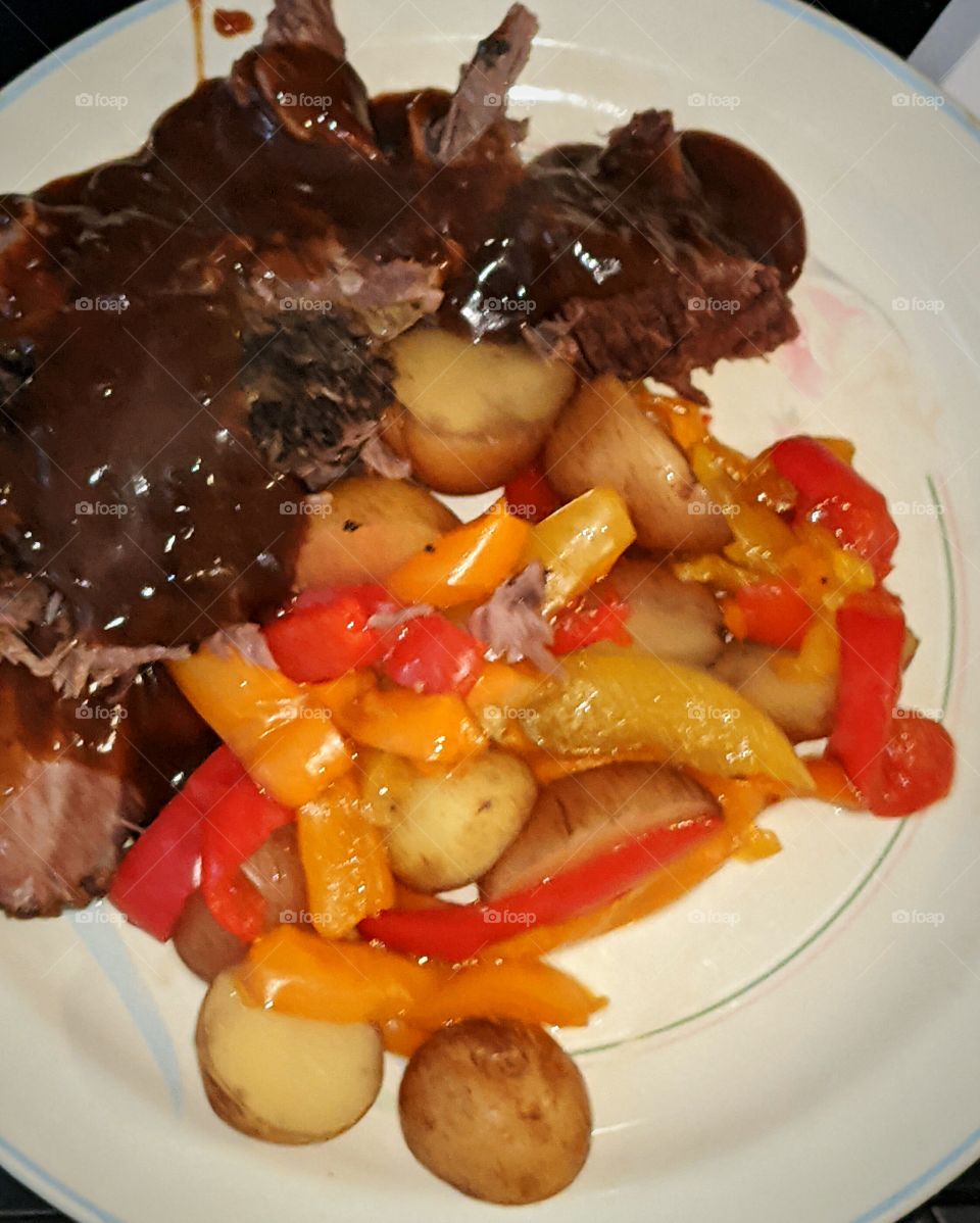 Roast beef with potatoes and peppers