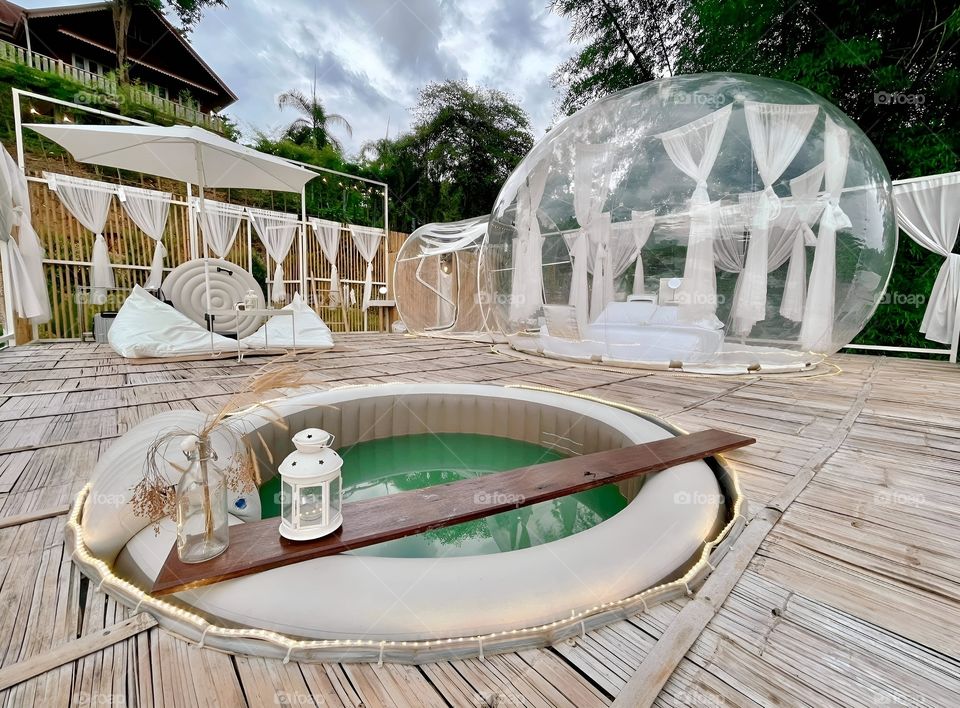 Crystal clear dome hotel in the midst of nature and Jacuzzi