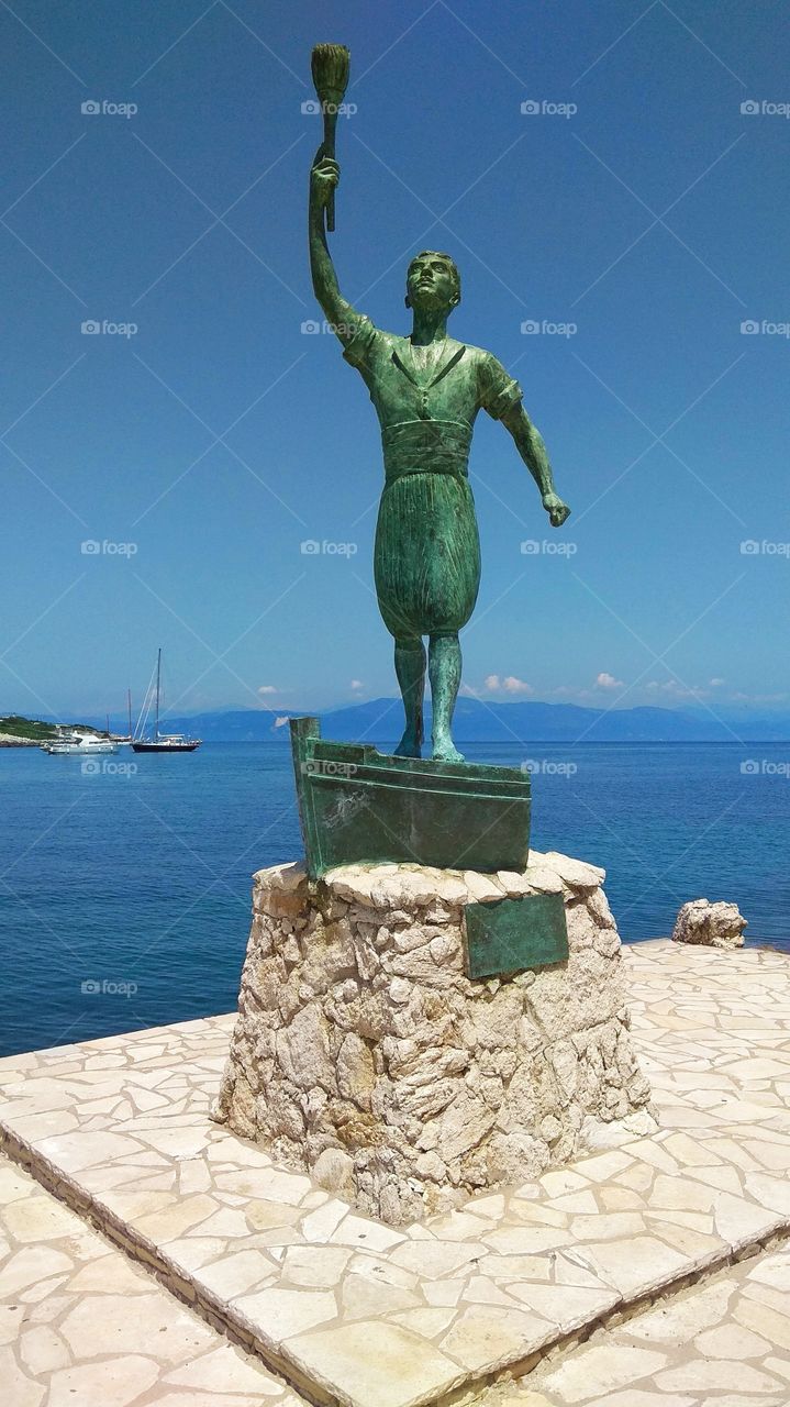 sculpture of the sailor on the island