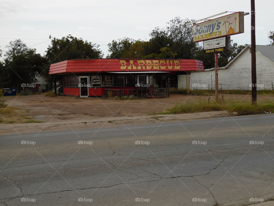 vintage bbq joint. This is a BBQ joint that used to be open for business. 👣 🚶 🏃 🔥 💨