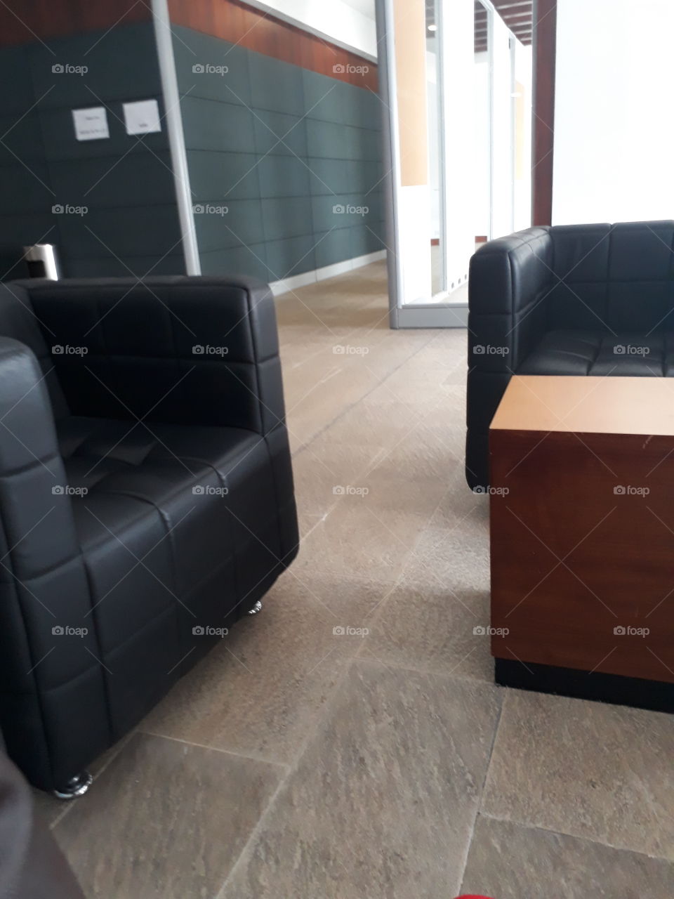 sala de de espera o sillones negros para descansar con mesa de centro de madera