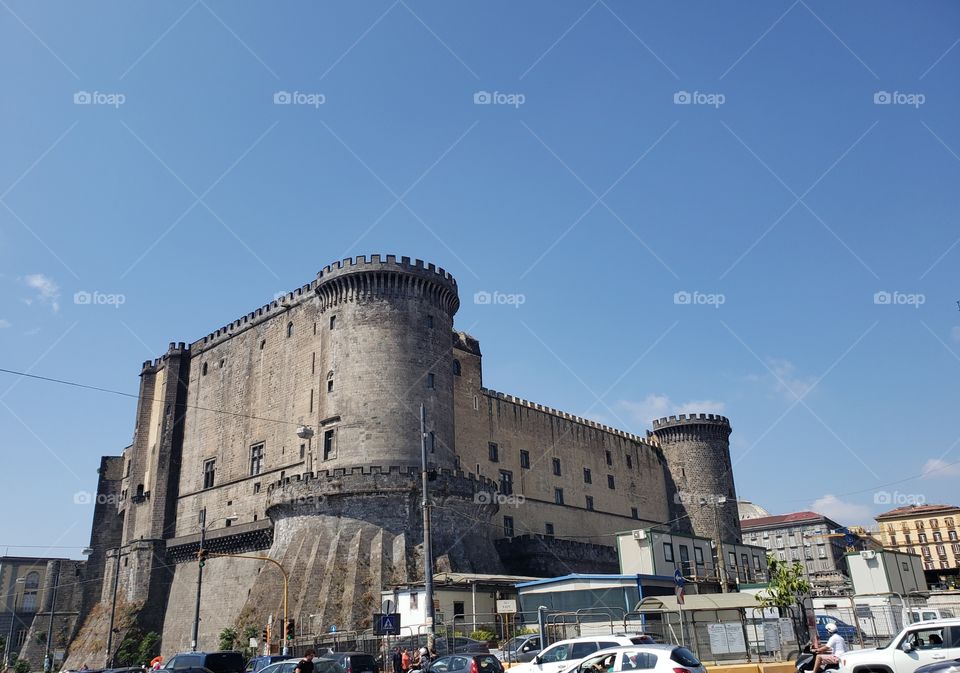 vistazo a la fortaleza que se encuentra en el puerto de Nápoles