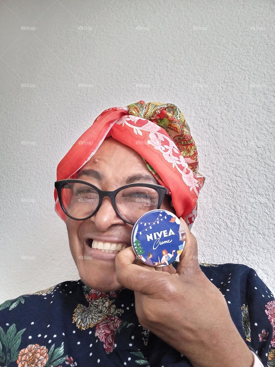 Creme NIVEA. Pele hidratada, macia e saudável! A NIVEA  Trata sua pele com carinho.