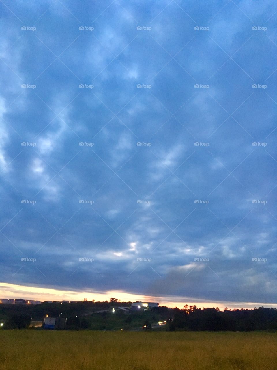 Acho que #Jundiaí despertou, digamos, com “alguma nebulosidade”...
As #nuvens cairão em gotas de #chuva por aqui ou apenas passaram para dizer um “alô, voltaremos amanhã e ficaremos mais tempo”?
☁️