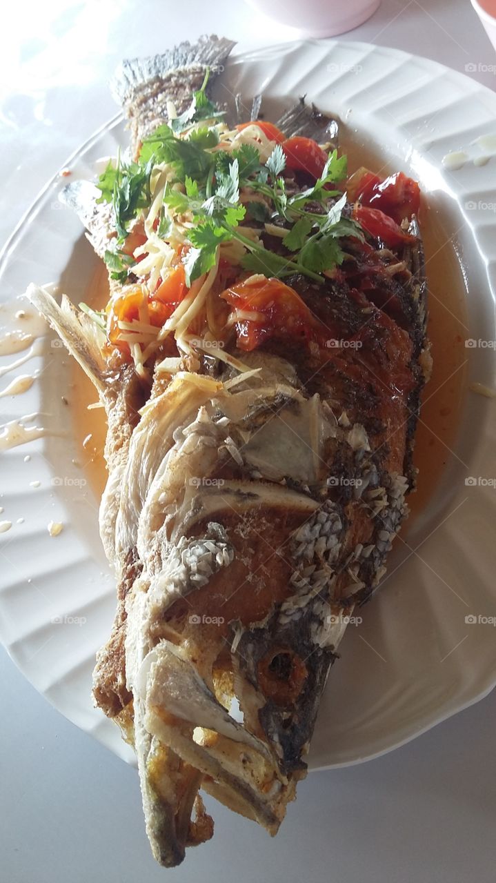 thai food fried fish with tomatoes