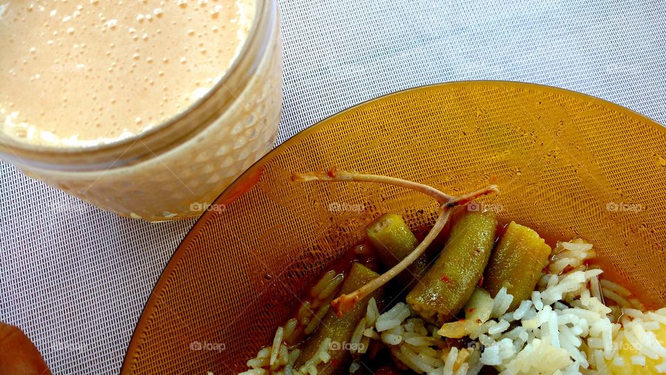 Suco de acerola, prato com arroz, quiabo e frango.
