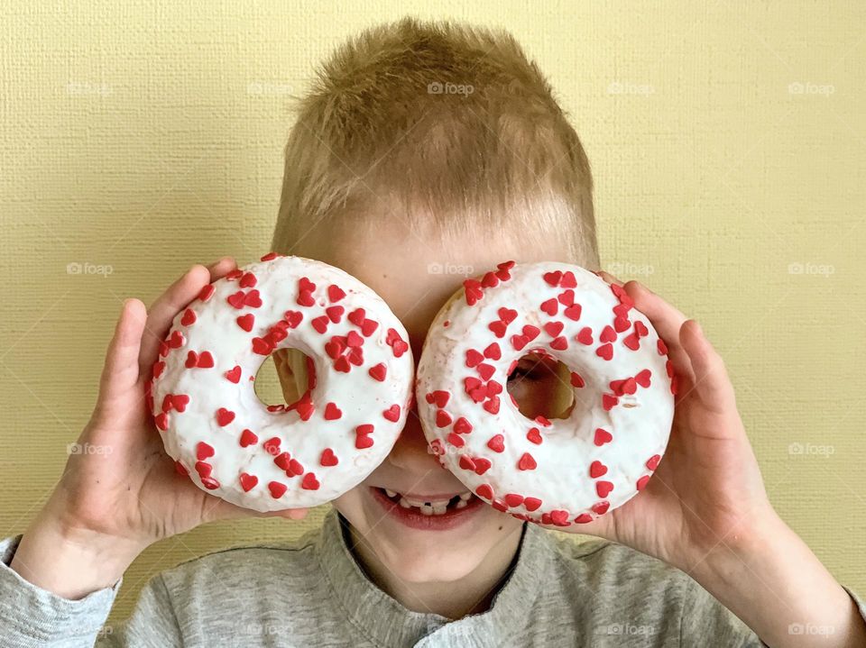 Donuts like eyes, little boy, joke 