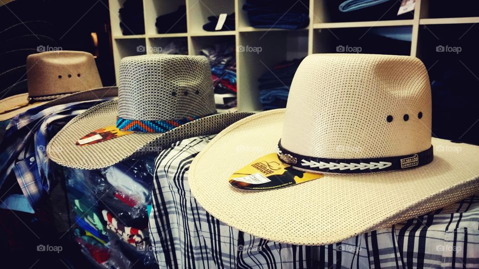 chapéus em loja