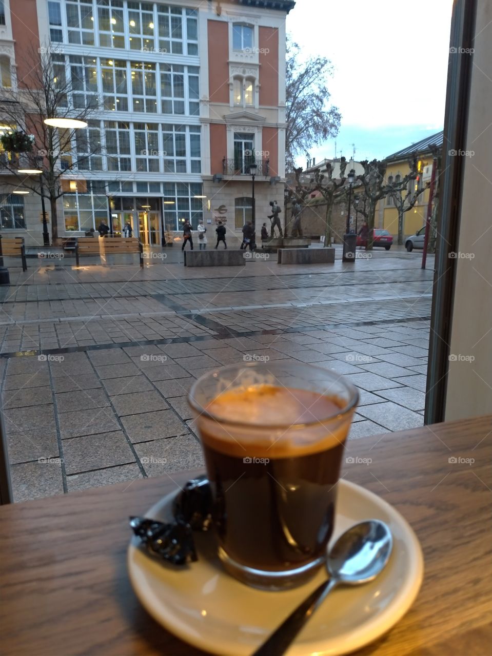 Un café frente a una plaza en Logroño