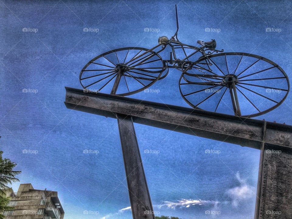 Uno de los tantos monumentos de mi ciudad ahora devenido en una bicicleta