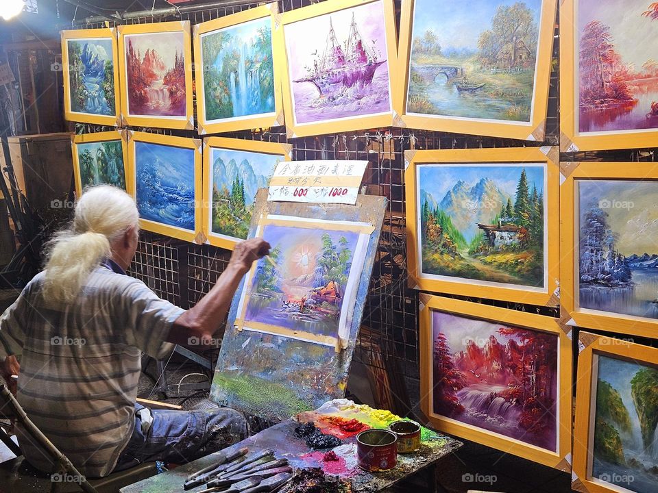 A national treasure painter appears in the night market?