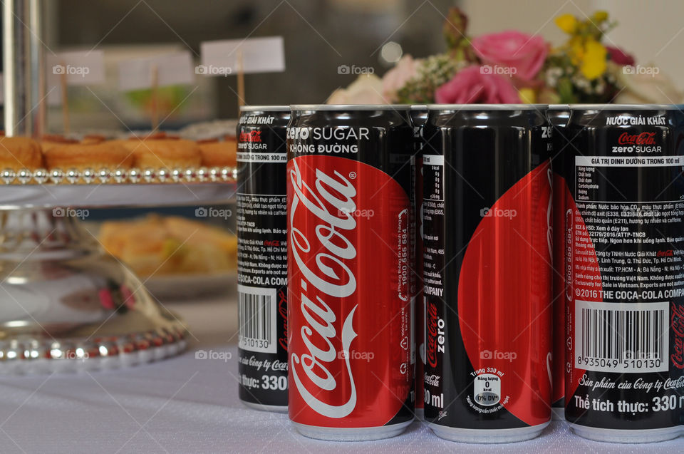 No sugar Coca-Cola cans in party table