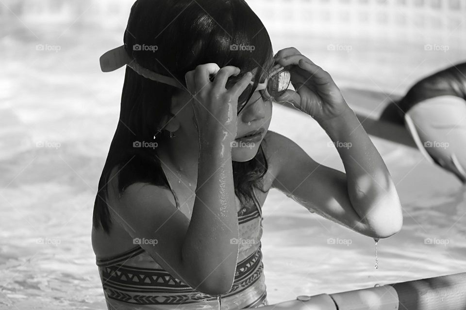 B&w girl put on her goggles 