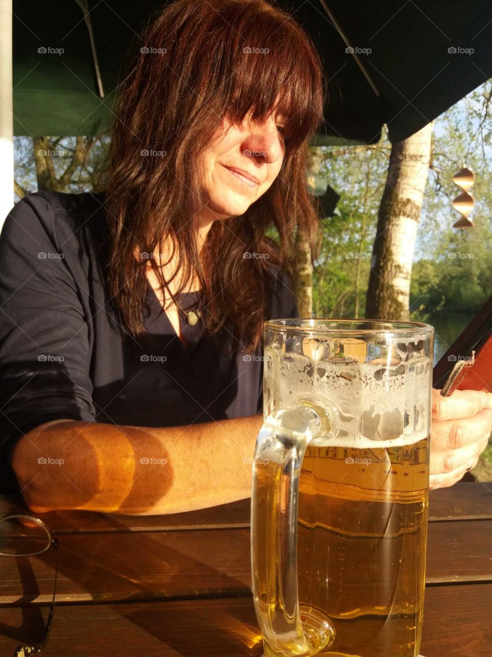 Frau mit Bier im Biergarten