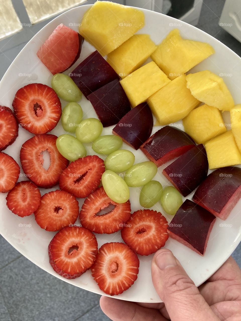 We have a delicious fruit salad with strawberry, grape, plum and mango. / Temos uma deliciosa salada de frutas com morango, uva, ameixa e manga. 