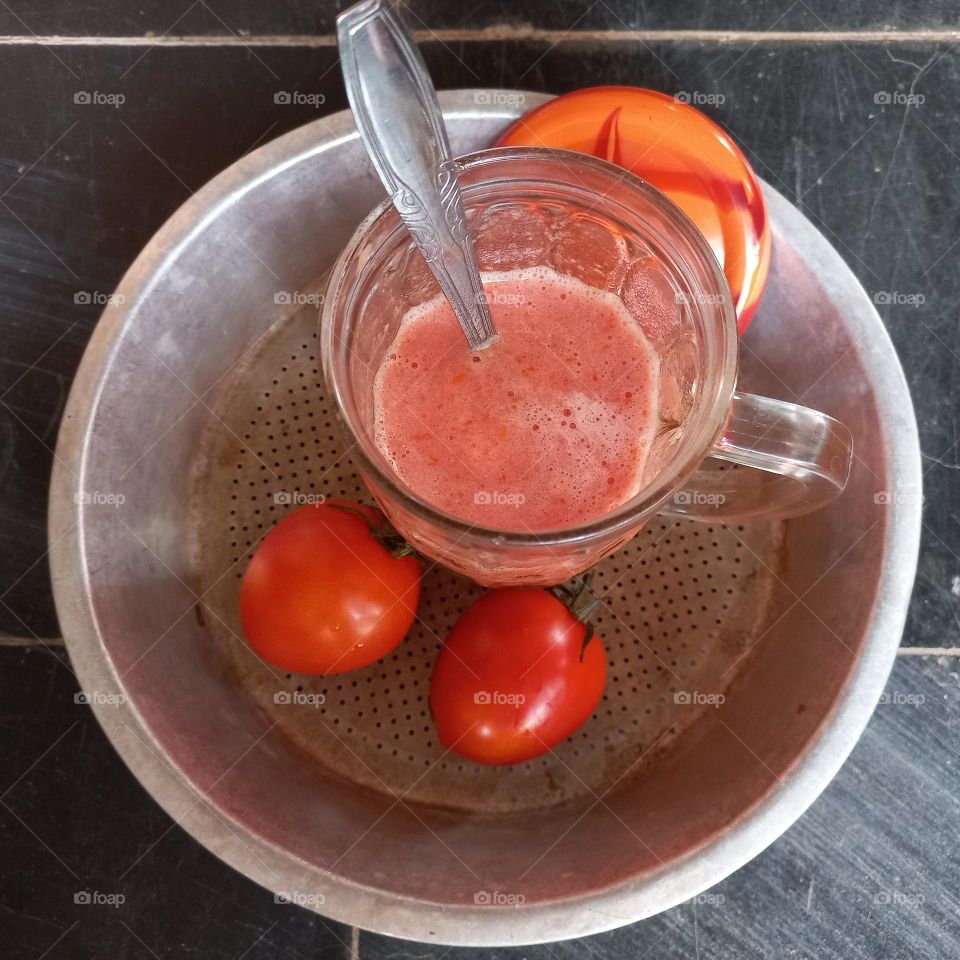 Tomato juice whose main ingredients are white sugar tomatoes and ice cubes