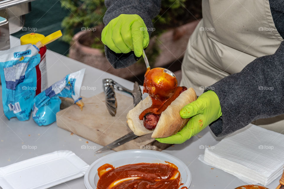 Making hot dog