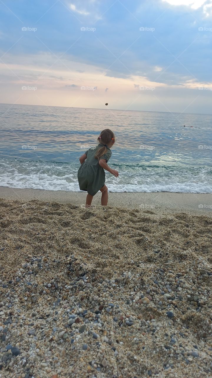 Little girl and the sea