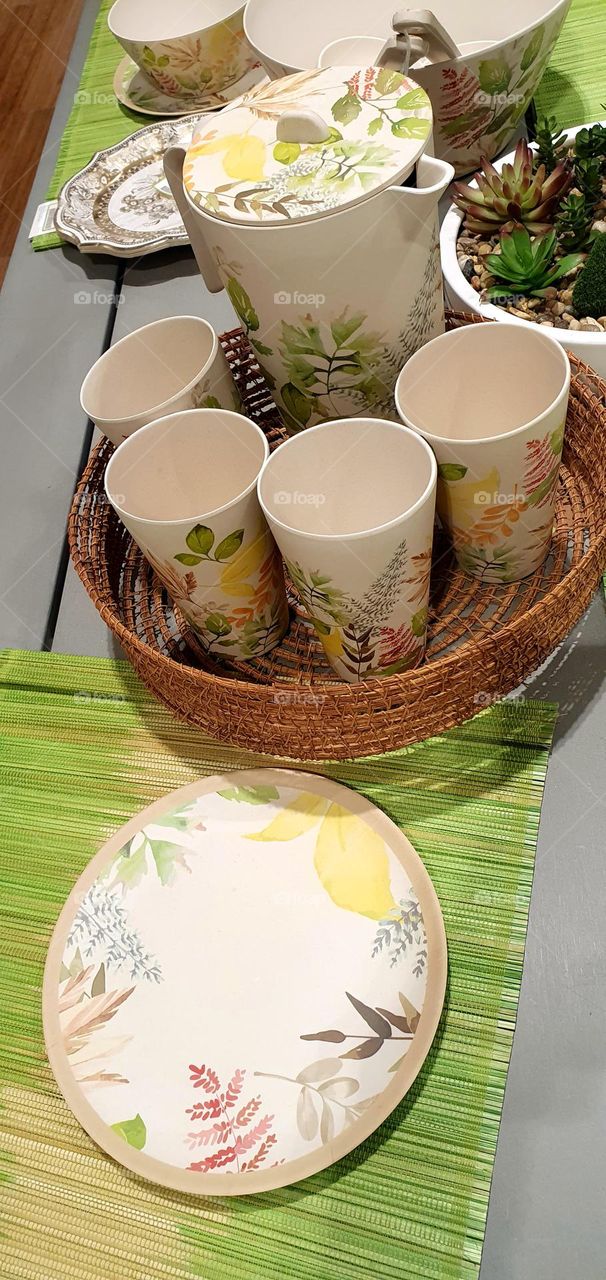 plates and cups set