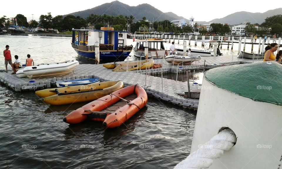 Pessoas, botes, barcos, lanchas e jet ski no Cais.