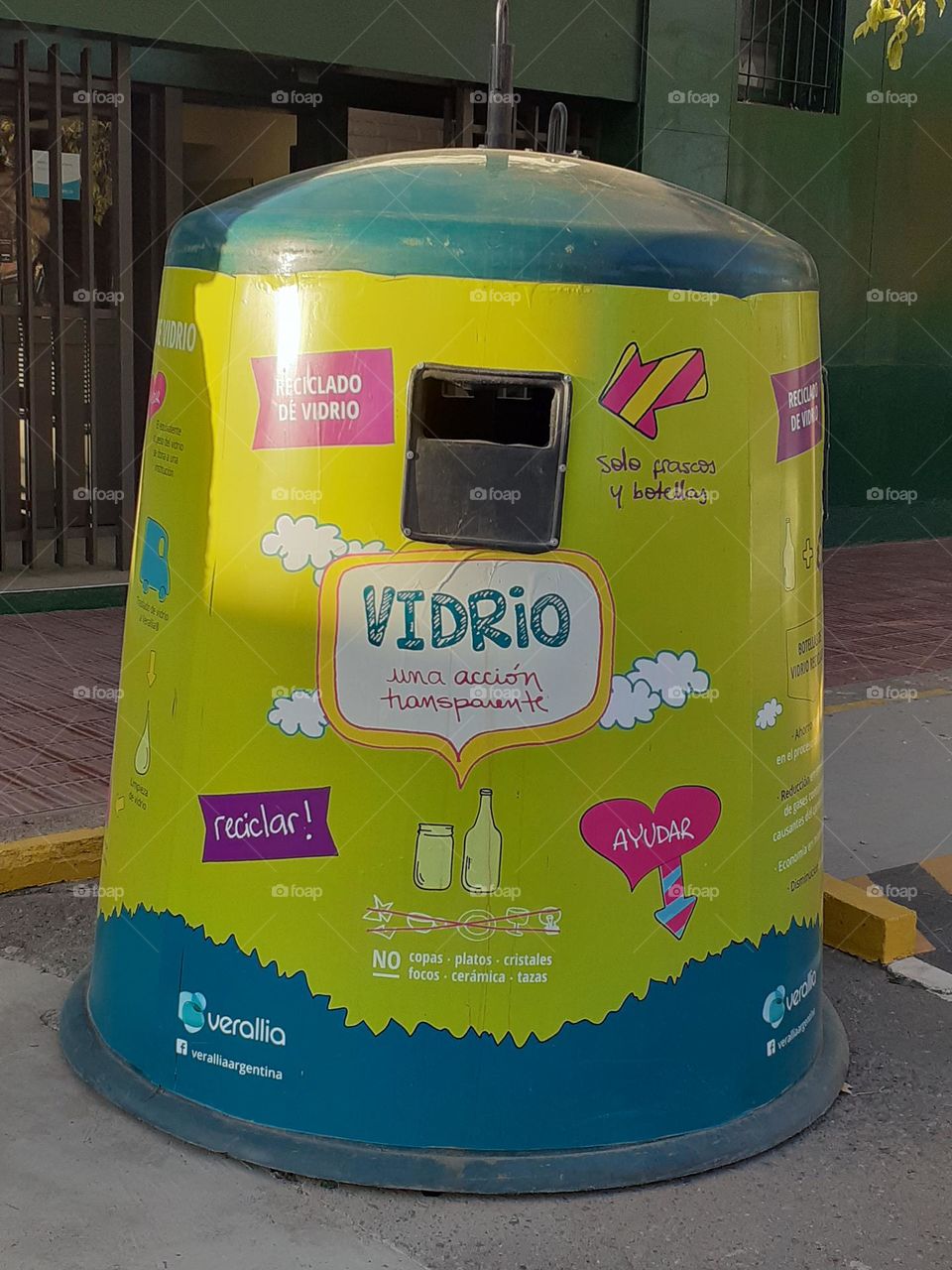 deposita tus botellas de vidrio