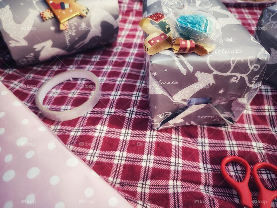 Gifts - wrapping presents