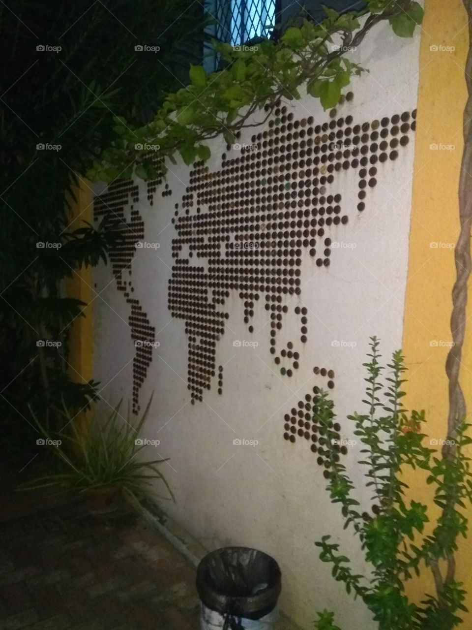Mapa mundi feito de tampinhas de garrafa