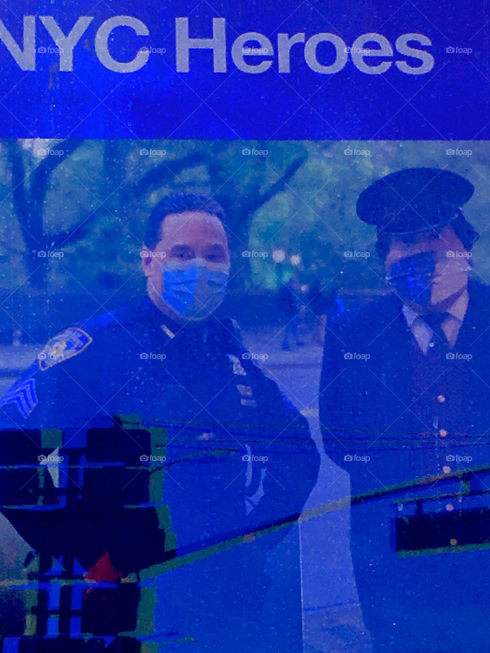 „NYC Heroes“ was an ad campaign that portrayed the NYC police department in a positive light. It is not clear if two officers are standing in front of a purple poster and reflect in the glass or if they are part of the art. 2020. Hypnotic Productions