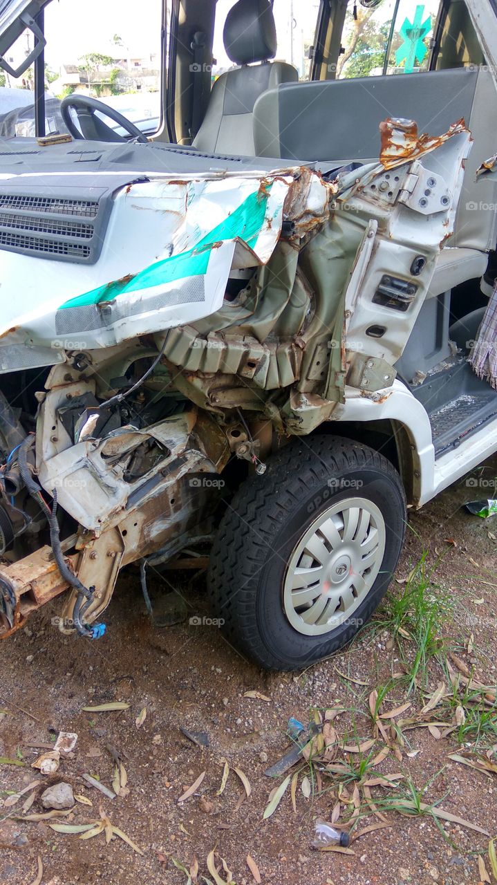 accident of vehicle in front side