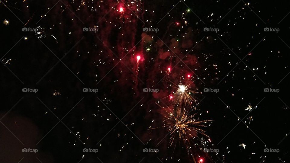 Show piromusical, pirotécnico. Queima de fogos, luzes, céu, noite.