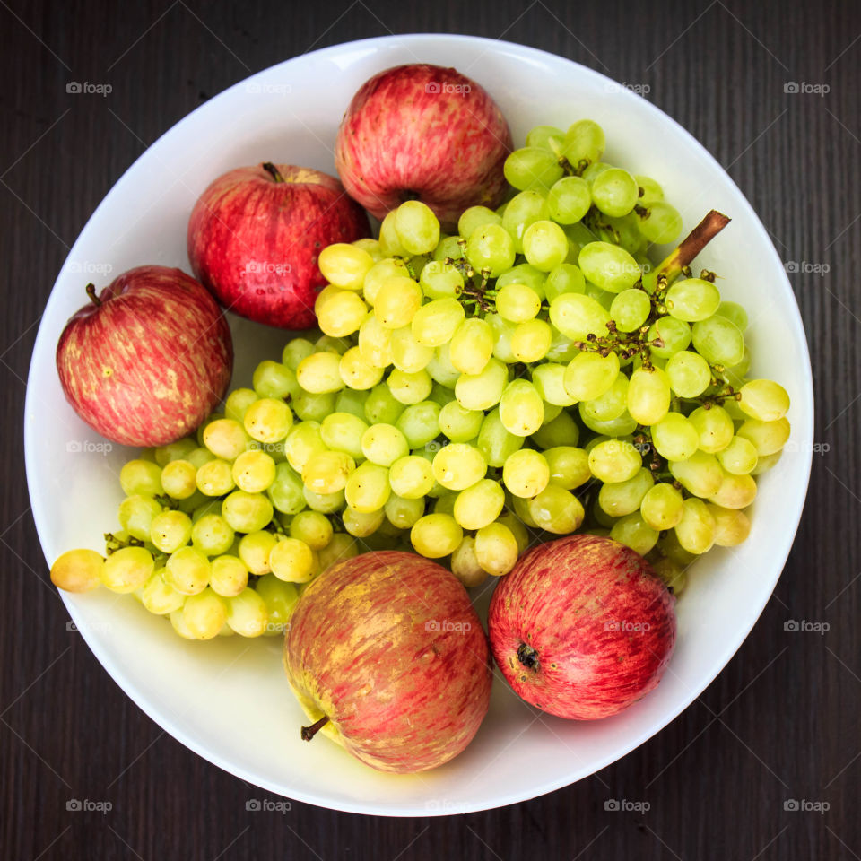 Plate with apple and grape fruits