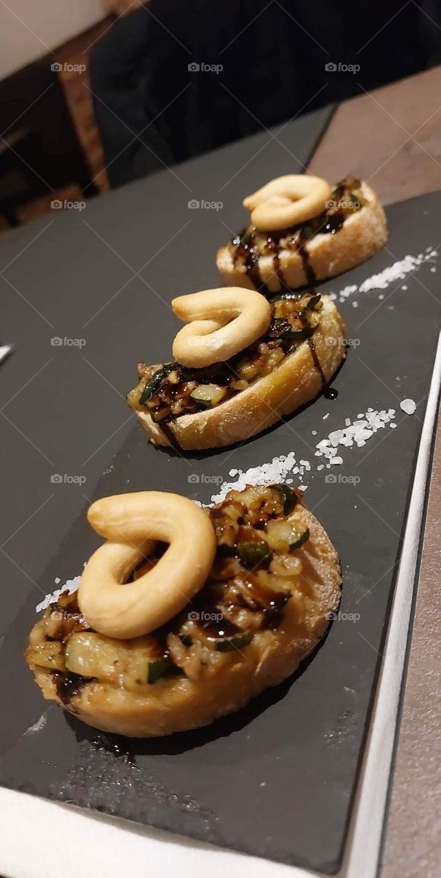Slate, salt, bread, biscuit, zucchini, balsamic vinegar, pepper.

￼