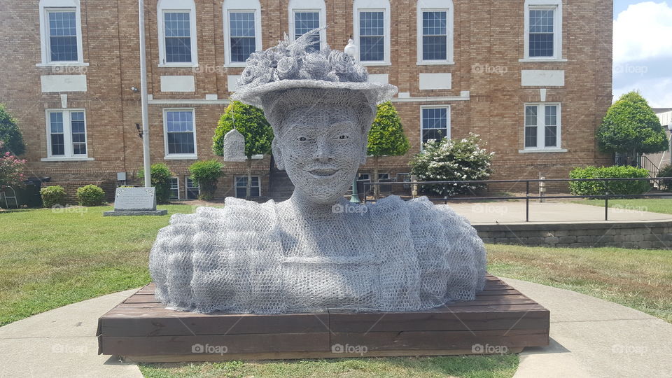 Minnie Pearl chicken wire statue in TN.