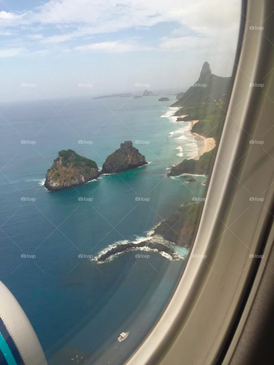 A vista aérea do arquipélago de Fernando de Noronha (Brasil) agora há pouco, tirada pela minha irmã! De fato, paisagem de tirar o fôlego...