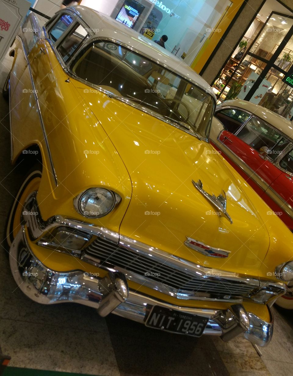 carro amarelo