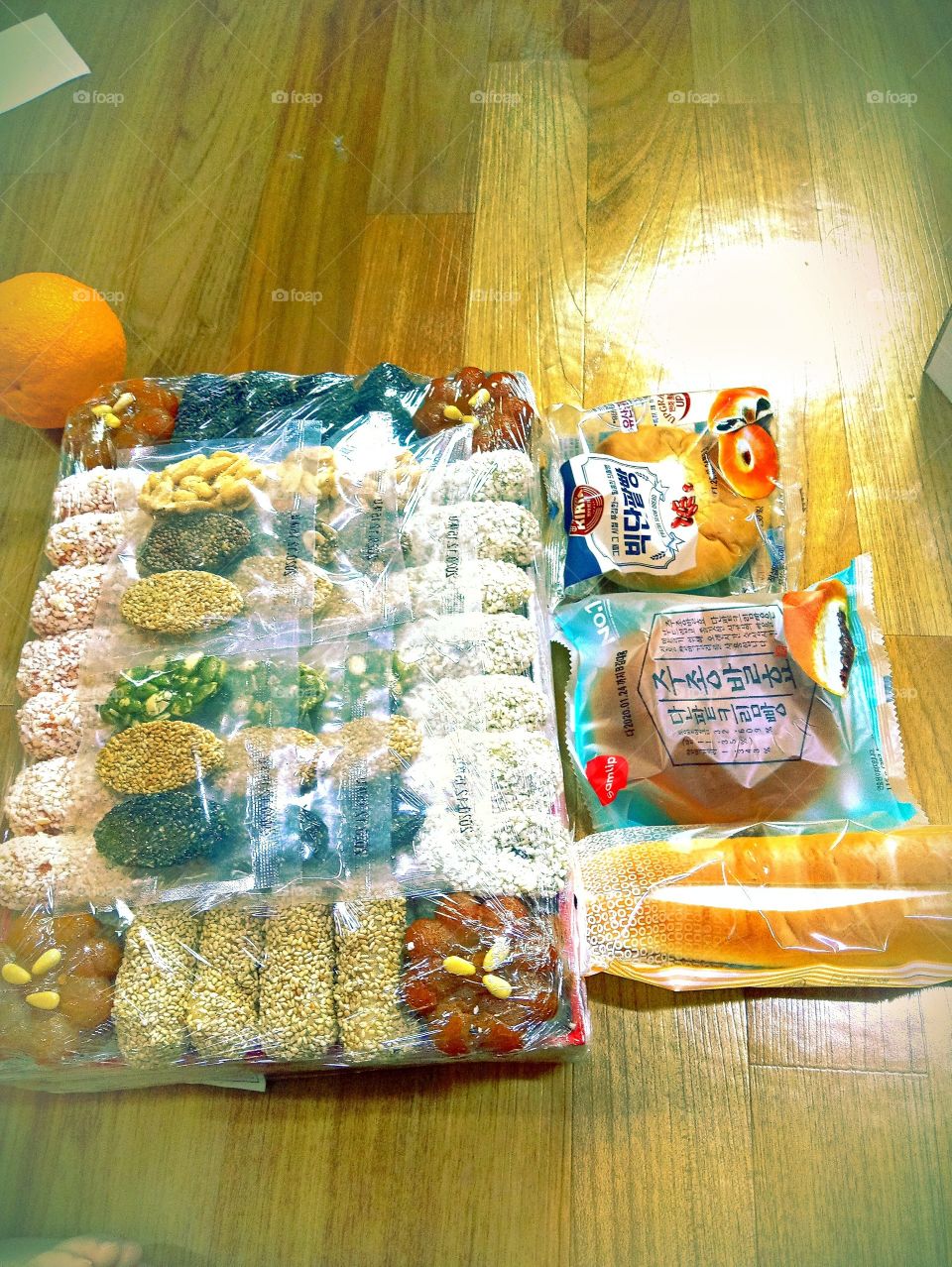 sweets for new year😊😍.
new years will be very lonely without sweets to share to the whole family while chatting each others.😊
this one box of sweets are full of healthy sweets is the best choice for family. it haves different kind of nuts too.