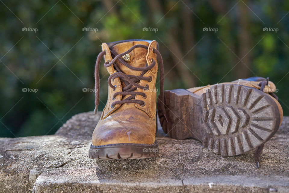 Botas sobre la balaustrada de una casa modernista. 