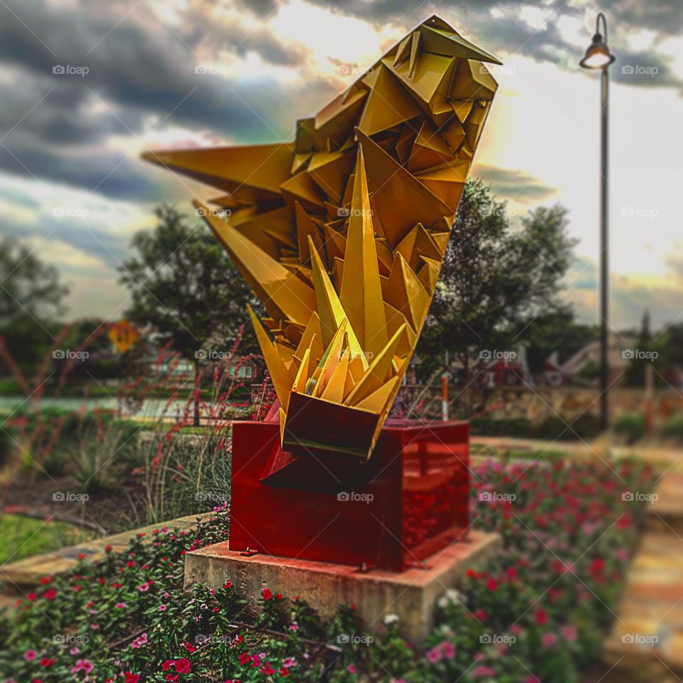 This sculpture theme fulfills nor shares absolutely anything with this Flower Mound, Texas neighborhood where it sits as a center point.   It’s  origin is unknown and it’s nearly impossible to walk past without wanting to photograph it.  