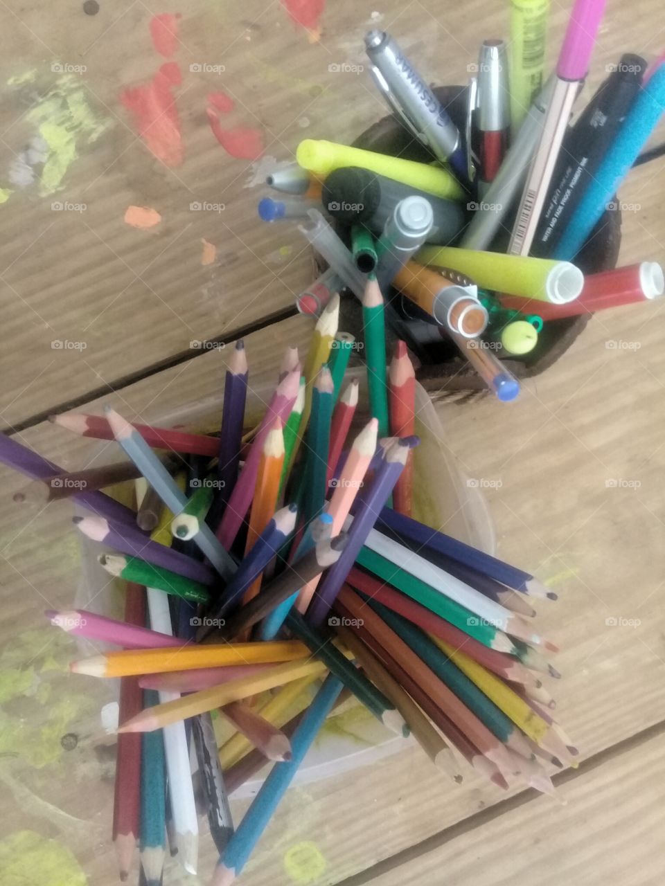 Lápis e canetas coloridas.