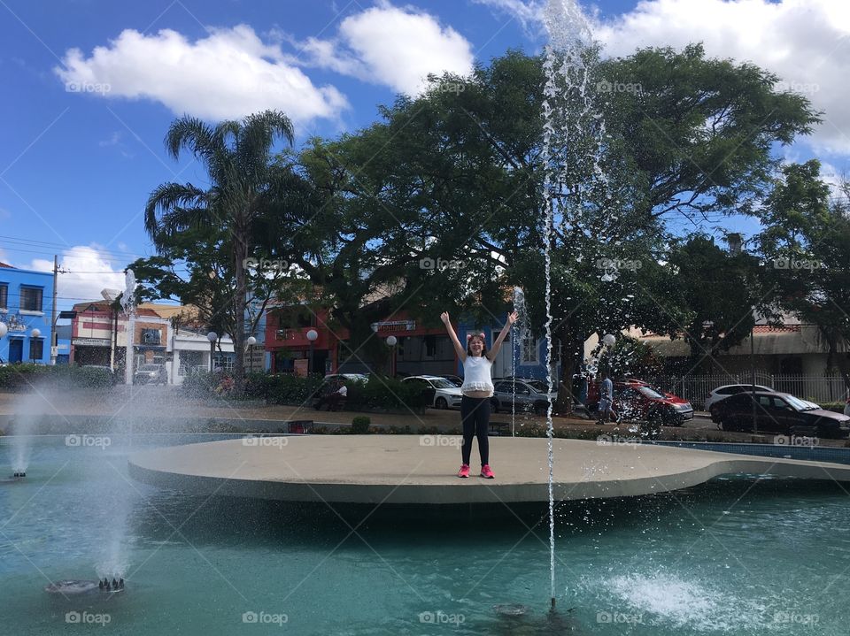 Uma imagem que vale a pena: a fonte é a menina! Quê felicidade brincar sem se preocupar. 