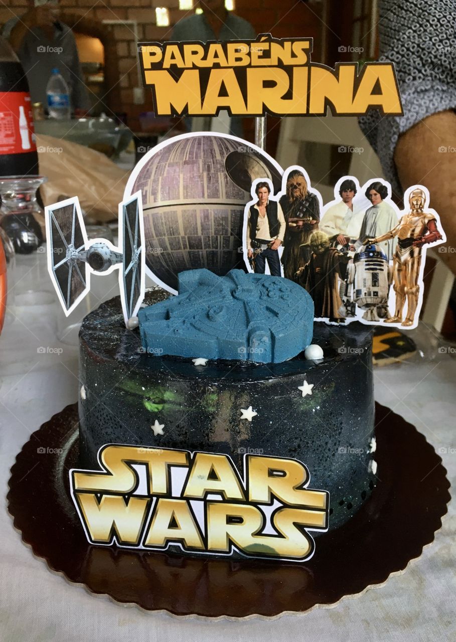 What to think of a chocolate cake with brigadeiro, decorated by ... Star Wars characters? / O que pensar de um bolo de chocolate com brigadeiro, decorado por... persongens de Star Wars?