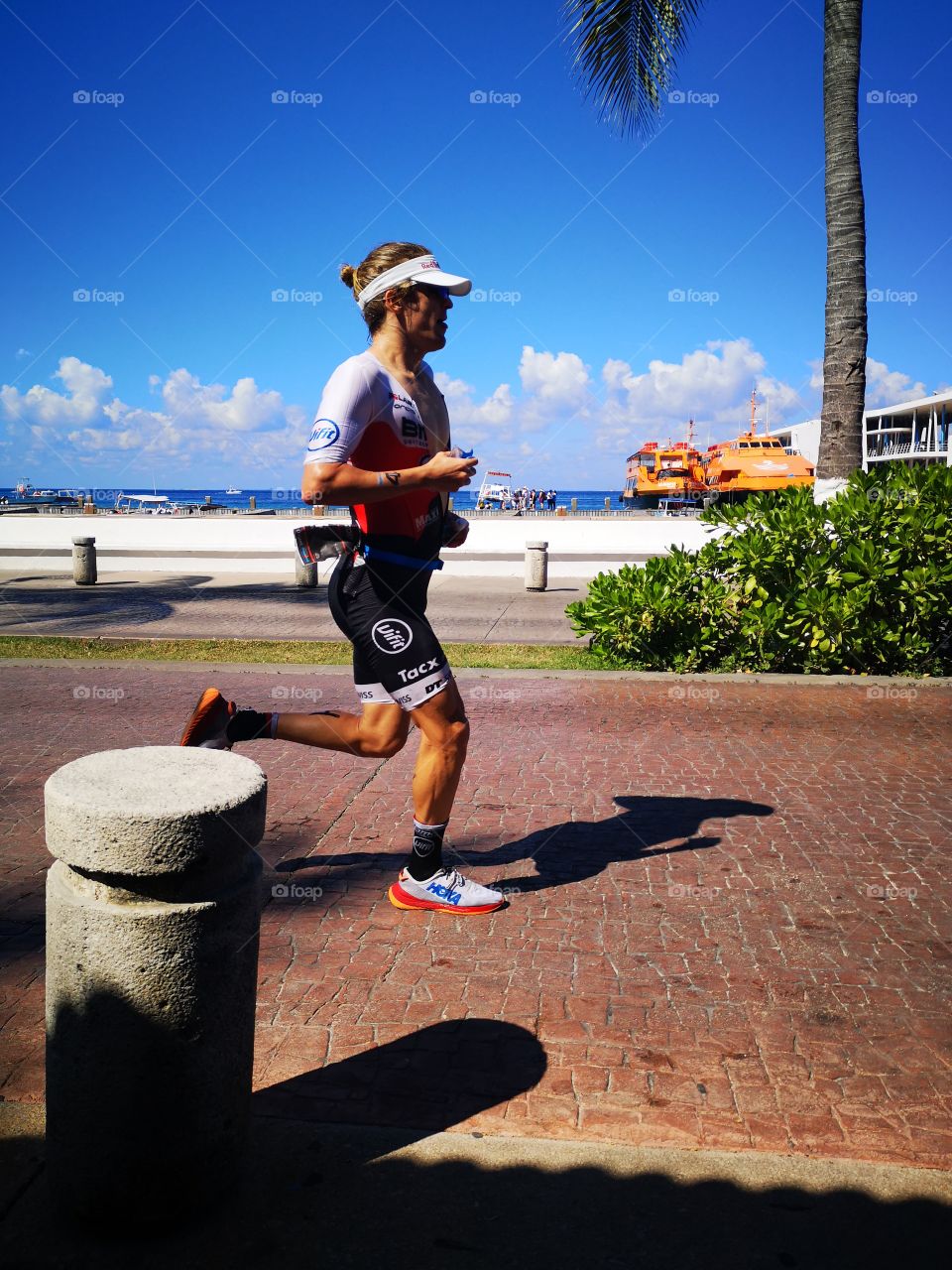 hombre corriendo un triatlón, primer lugar hasta el momento de la última etapa, se lastimó un tobillo poco después antes de terminar la primera vuelta