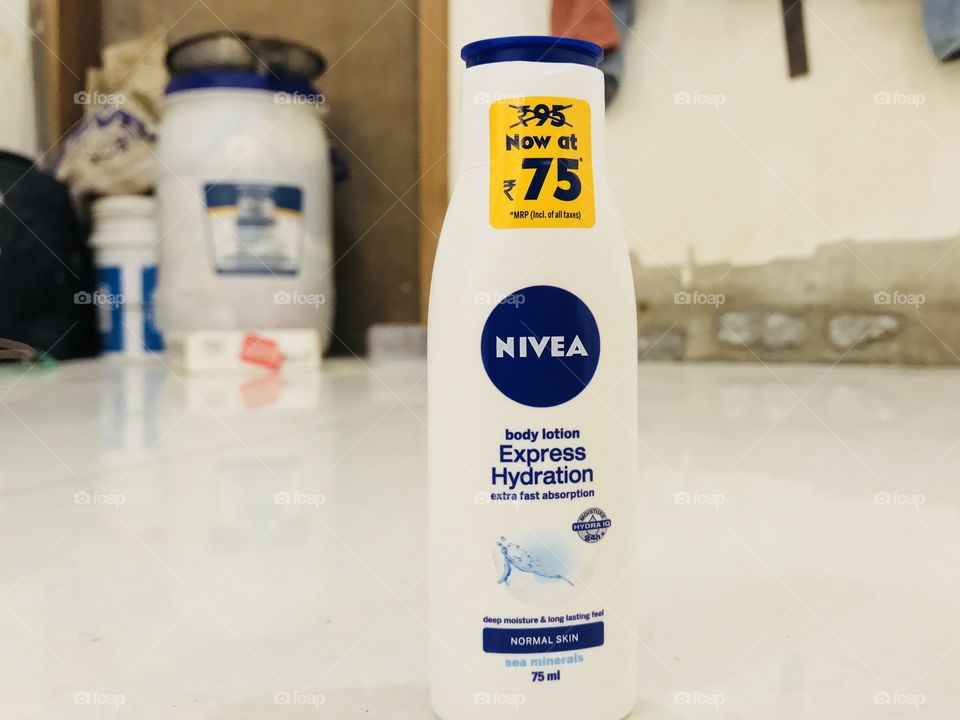 Applying to Nivea body lotion express hydration 