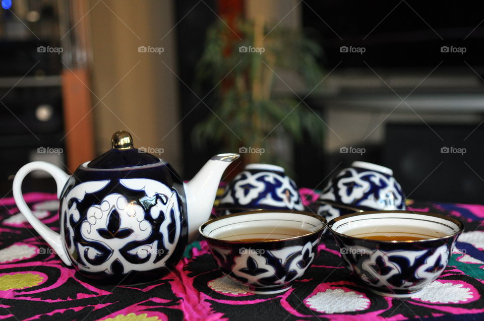 Teapot and bowl on table