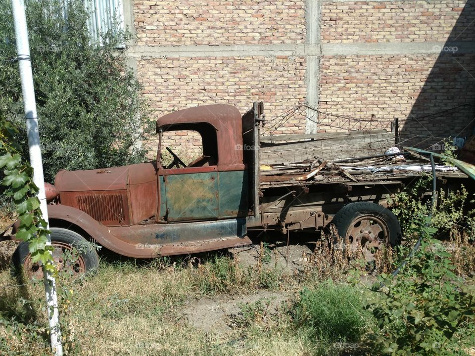 camioneta antigua descansando por el tiempo oxidada bajo el sol