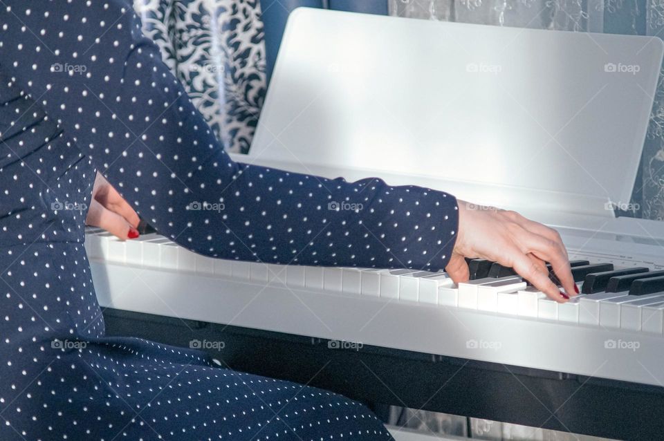 Girl playning on piano