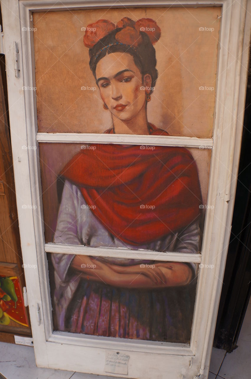 Marco de ventana pintado. Marco de ventana pintado con la imagen de Frida Kahlo.