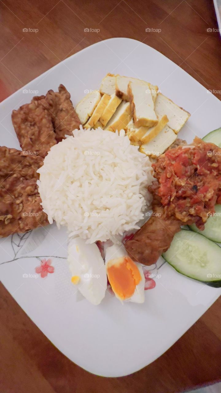 Nasi ayam penyet