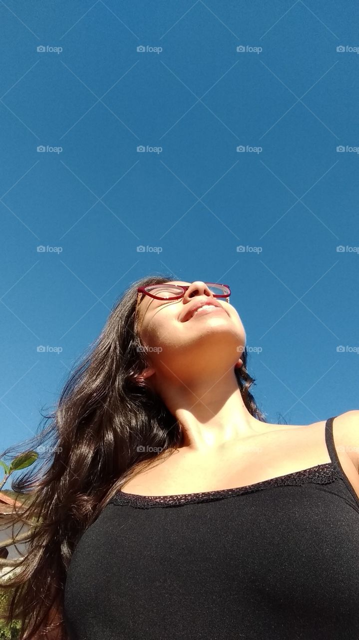 moça fazendo fotossíntese em dia ensolarado no Rio de Janeiro