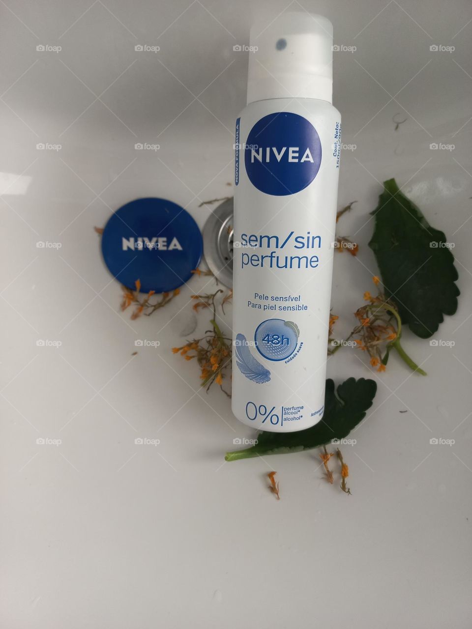 O desodorante é um item indispensável de higiene pessoal, saudável a controlar  o suor produzido  pelas glândulas  das axilas e protege contra os odores da transpiração.  O desodorante  Sem Perfume da NIVEA, cuida, trata e protege a pele por 48 h
